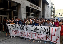 Trabajadores de Petronor concentrados este viernes en la puerta de los juzgados