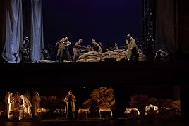 Trincheras y camillas.El montaje de Ignacio García plantea contrastes con dos niveles en el escenario.