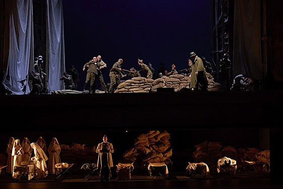 Trincheras y camillas.El montaje de Ignacio García plantea contrastes con dos niveles en el escenario.