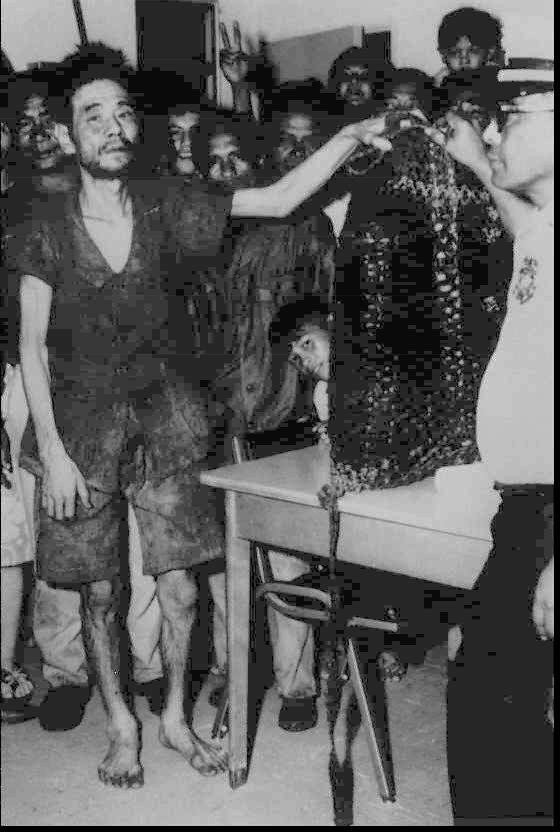 El sargento Shoichi Yokoi, vivió 28 años escondido en la selva de la isla de Guam sin saber que la >Segunda Guerra Mundial había terminado. Esta es una imagen su rescate, en 1972.