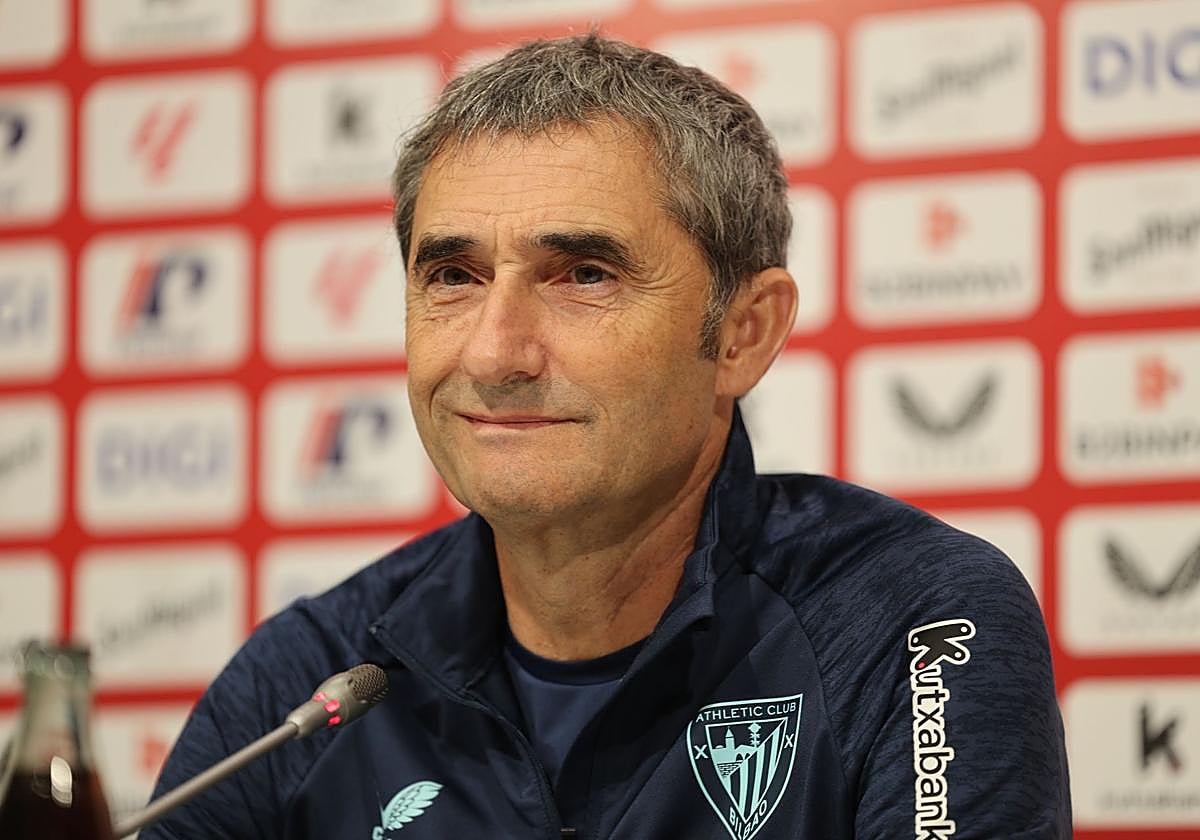 Ernesto Valverde en una rueda de prensa en Lezama.