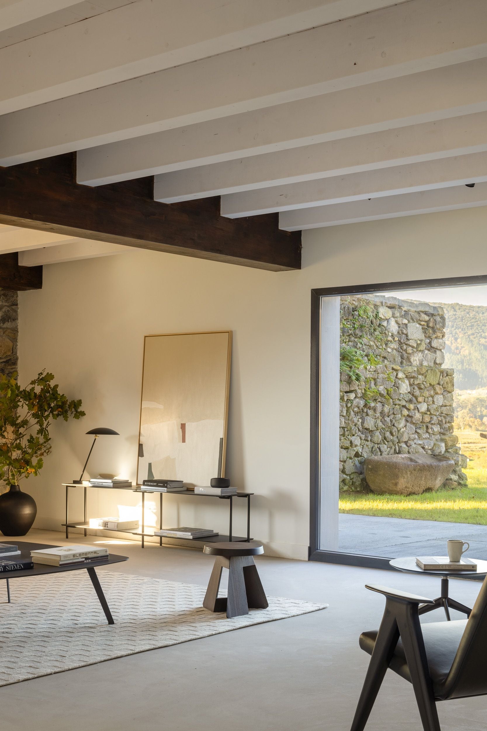 Leire y Haritz, la pareja de Leioa que crea los cuadros para las casas más elegantes de Bizkaia