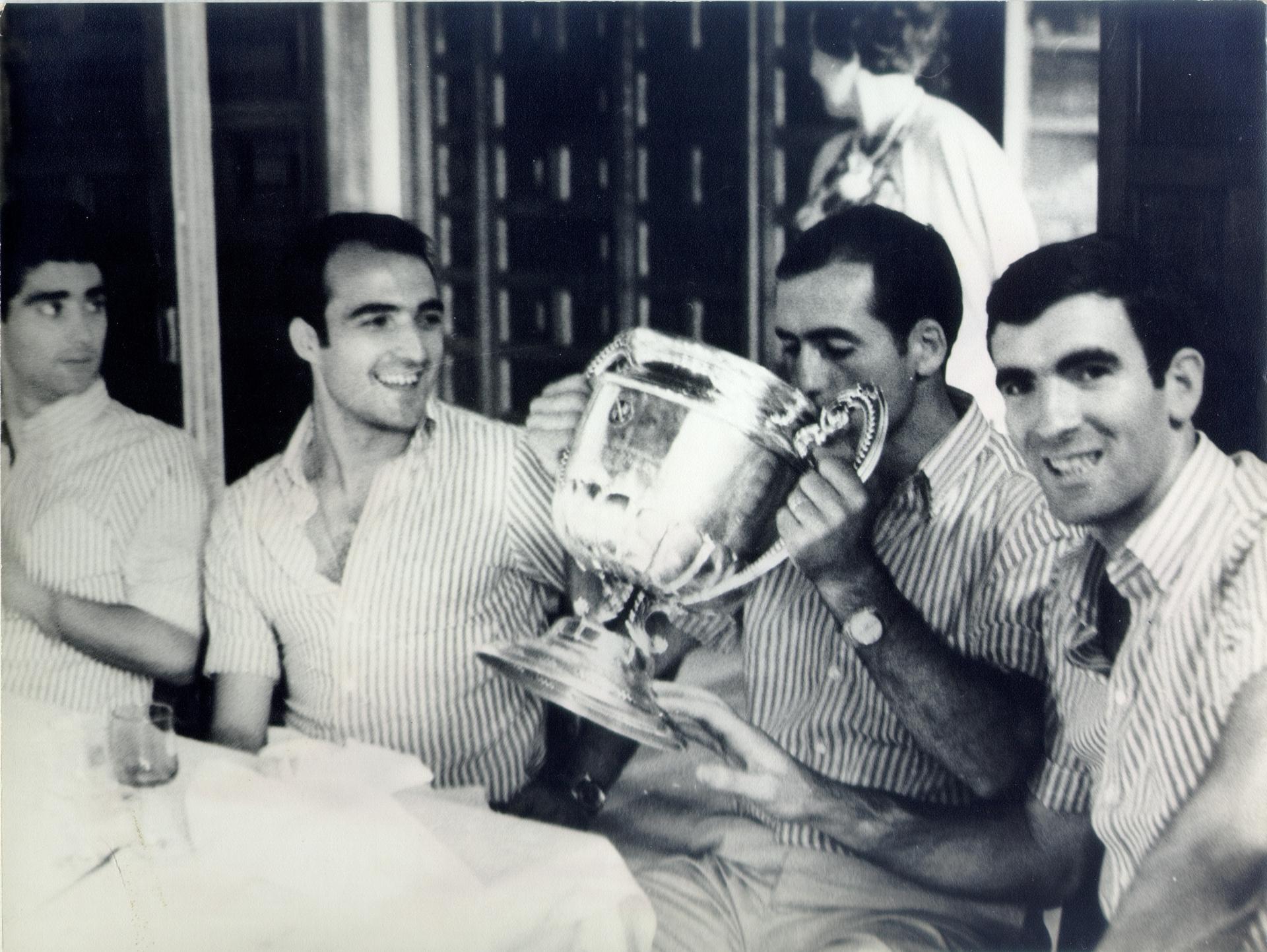 Argoitia, con la Copa, junto a Sáez e Iribar.