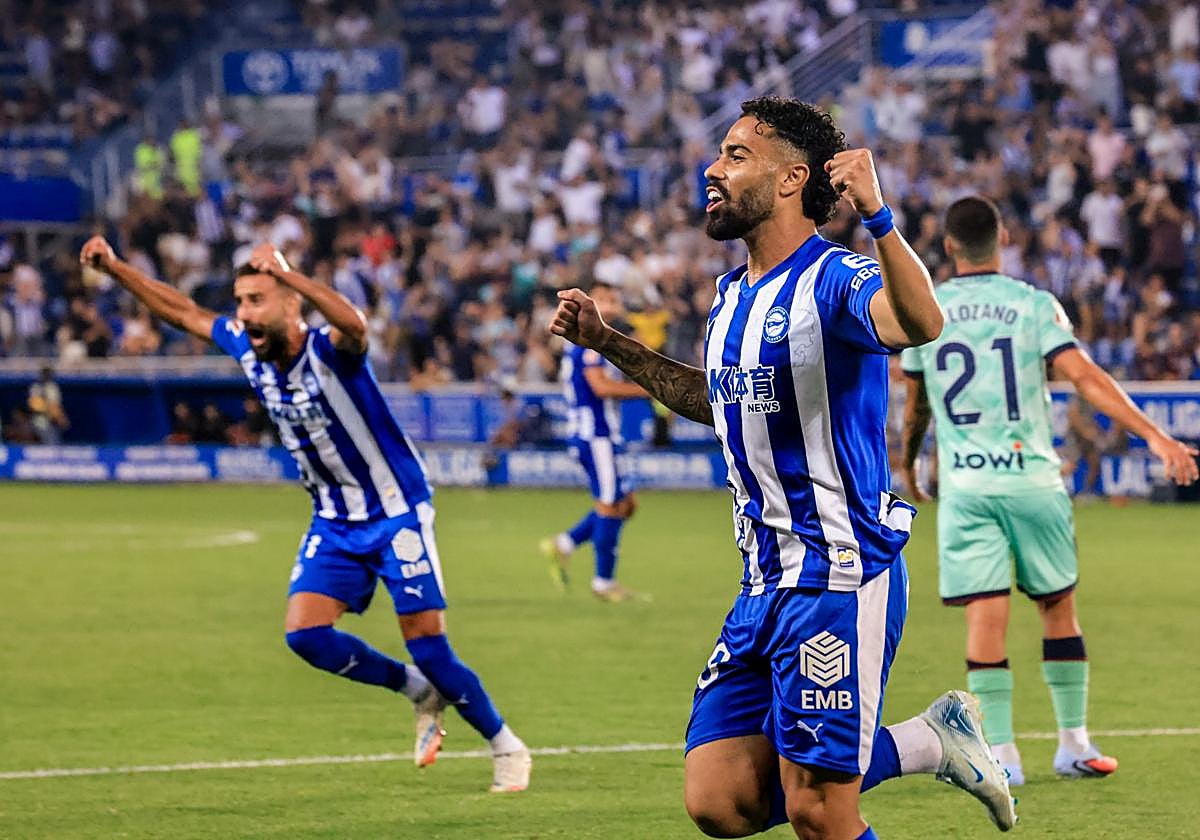 Calebe y Abde celebran el gol del triunfo del Alavés ante el Levante.