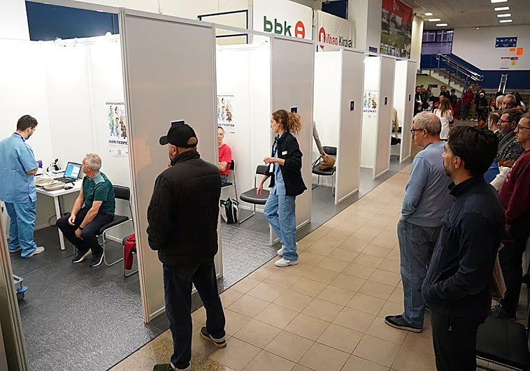 Ciudadanos hacen cola en los puntos de inoculación habilitados en el vacunódromo de La Casilla.