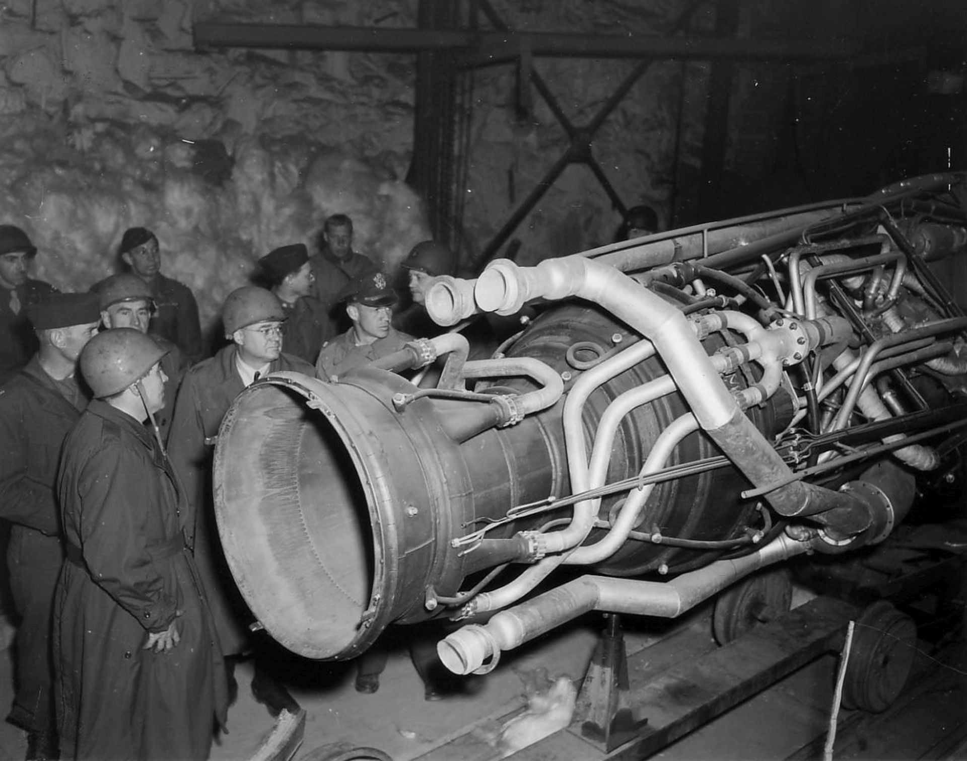 Restos de cohetes balísticos V2 encontrados en la fábrica de la cueva de Mittelbau-Dora en 1945.