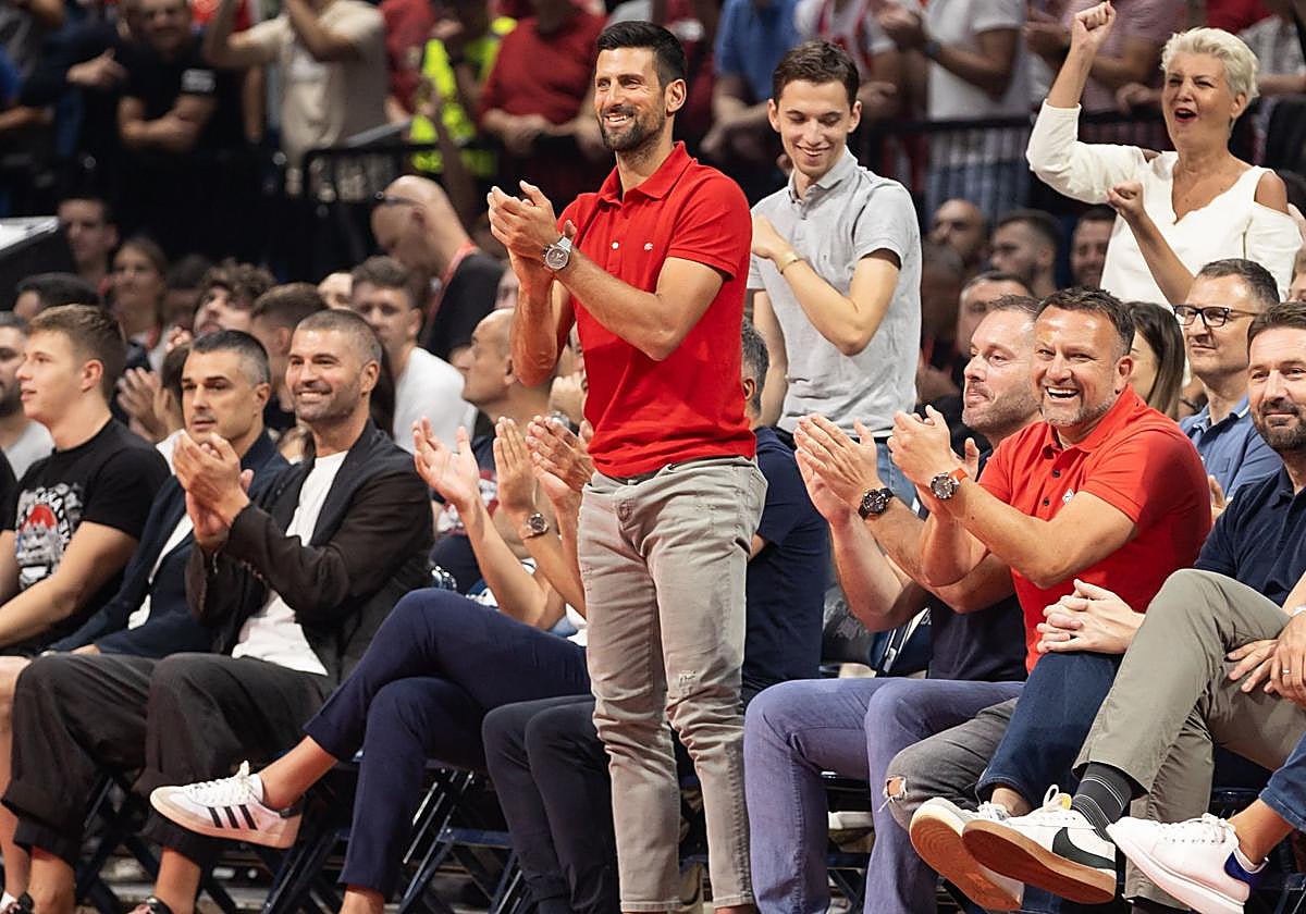 Novak Djokovic se desata en la grada durante el partido del Baskonia en Belgrado