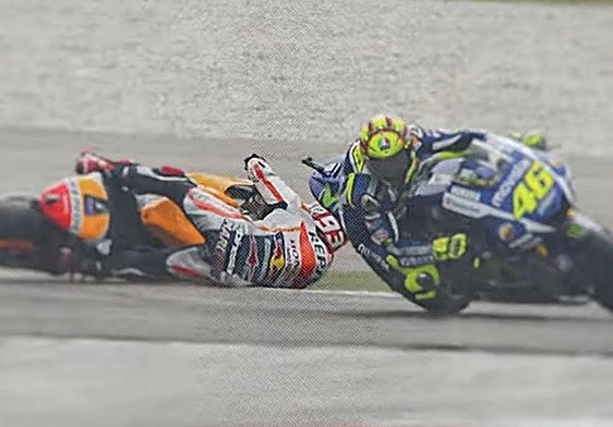 Salen a la luz imágenes inéditas de la patada de Rossi a Márquez: «Lo quería matar»