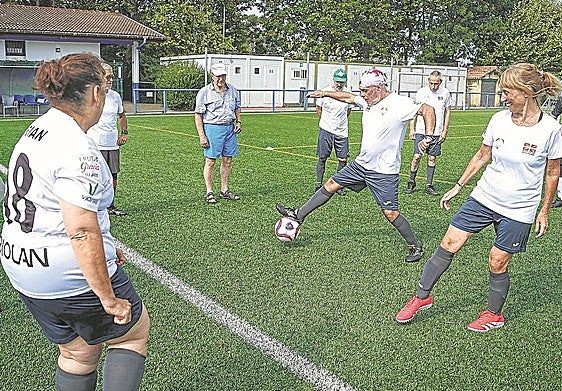 Miembros del Beti United Berango entrenan en el campo de Iturriaga.