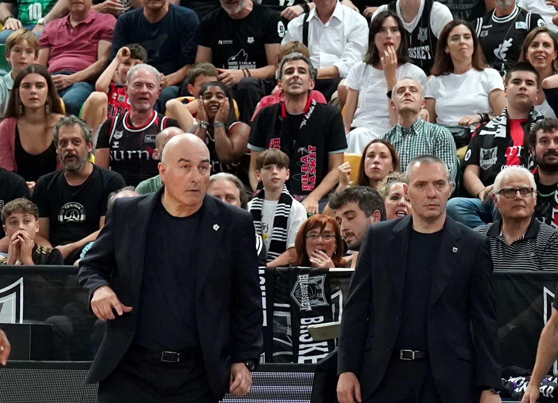 Ponsarnau da instrucciones a sus jugadores en el partido de la ACB frente al Burgos.