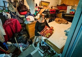 Josefina observa el camarote en el que malvivió un año mientras una okupa disfrutaba de su piso.