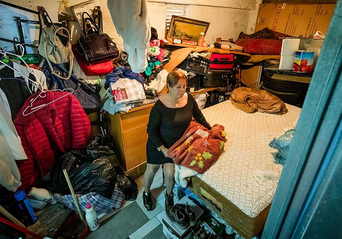 Josefina observa el camarote en el que malvivió un año mientras una okupa disfrutaba de su piso.