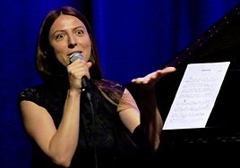 Julia diciendo que Bilbao es una ciudad asombrosa, «¡y vosotros también sois asombrosos!»