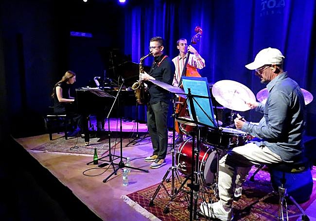 Abriendo el segundo pase con 'El fuego diminuto de un planeta'.