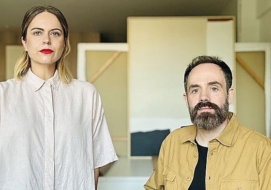 Leire y Haritz, la pareja de Leioa que crea los cuadros para las casas más elegantes de Bizkaia