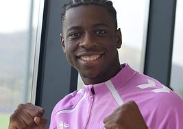 Buta posa en el interior de las instalaciones de Areitio.