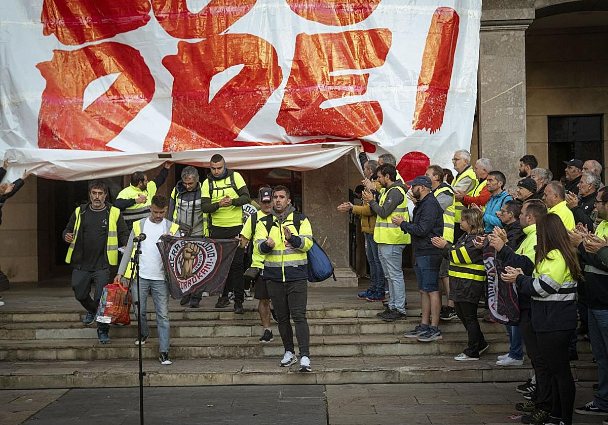 Salida del Ayuntamiento de los trabajadores de Maderas de Llodio que han protagonizado esta noche un encierro en el Consistorio.