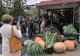 Momento en el que los puestos han abierto al público, a las 9 horas.