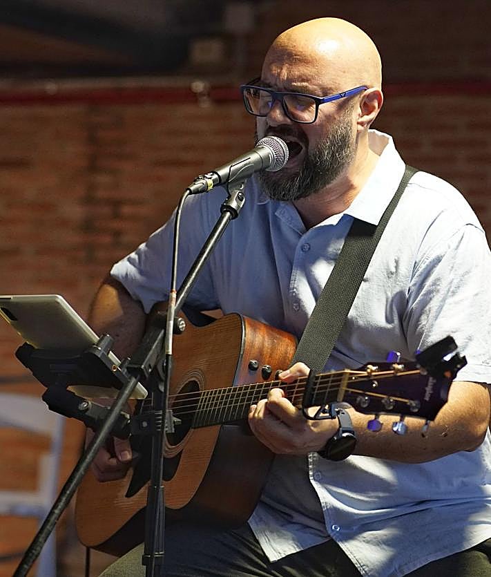 Imagen secundaria 2 - Sonrisas en la mesa verde. Julen Munitis muestra su obra a Leticia Mena. Garry en plena actuación. 