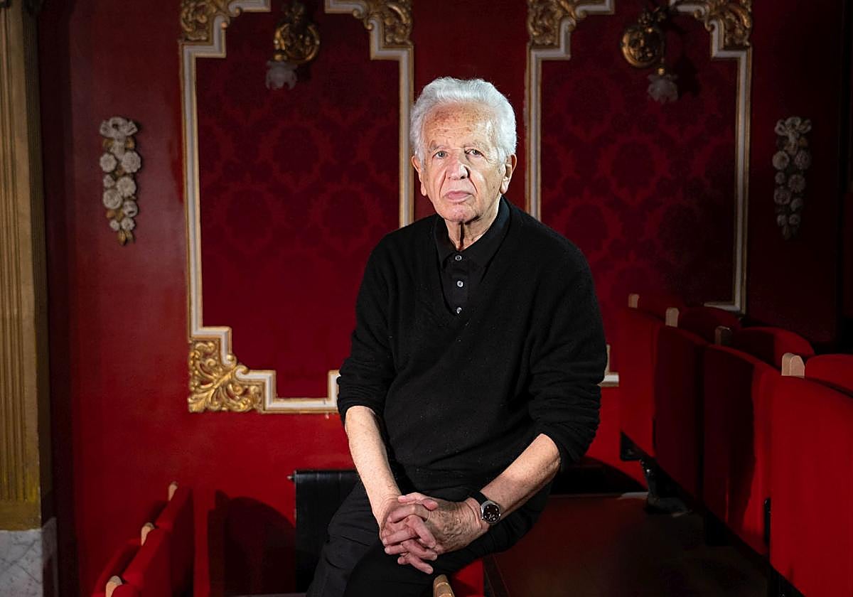 José Carlos Plaza, en el teatro Ortzai de Vitoria donde ayer presentó su libro.