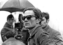 Pasolini durane el rodaje de 'Acattonne', su primera película, en 1961.