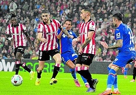 Sancet pugna por un balón con el jugador del Getafe Milla.