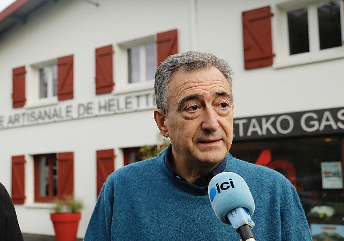 El presidente del PNV, Aitor Esteban, ha realizado declaraciones a los medios de comunicación tras un acto en Iparralde
