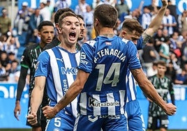 Tenaglia y Pacheco celebra, eufóricos, el penalti señalado a favor del Alavés en el partido contra el Elche.