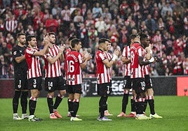 Los jugadores aplauden desde el césped en homenaje y recuerdo a Jose Mari Argoitia.