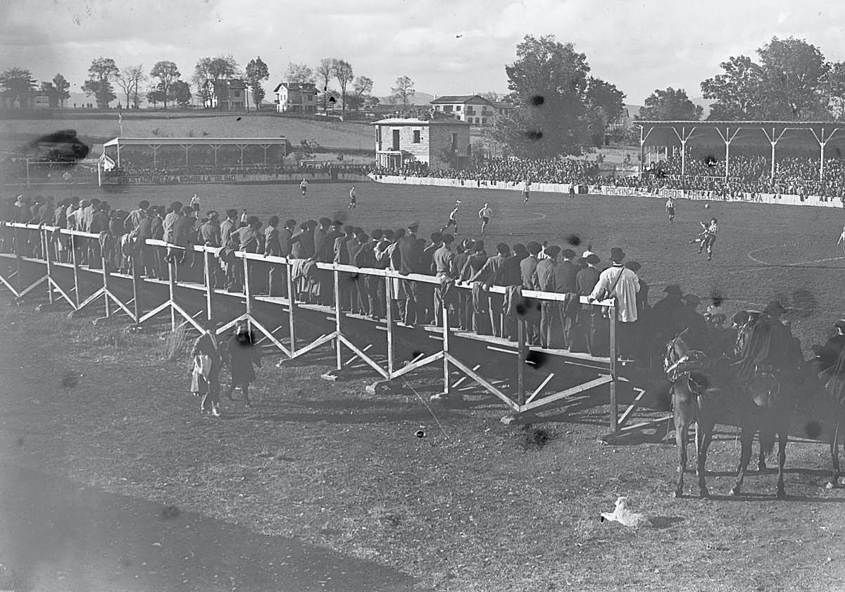Un grupo de policías a caballo (a la derecha) sigue un partido en Mendizorroza en torno a 1930.