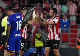 Lekue abandonado el terreno de juego.