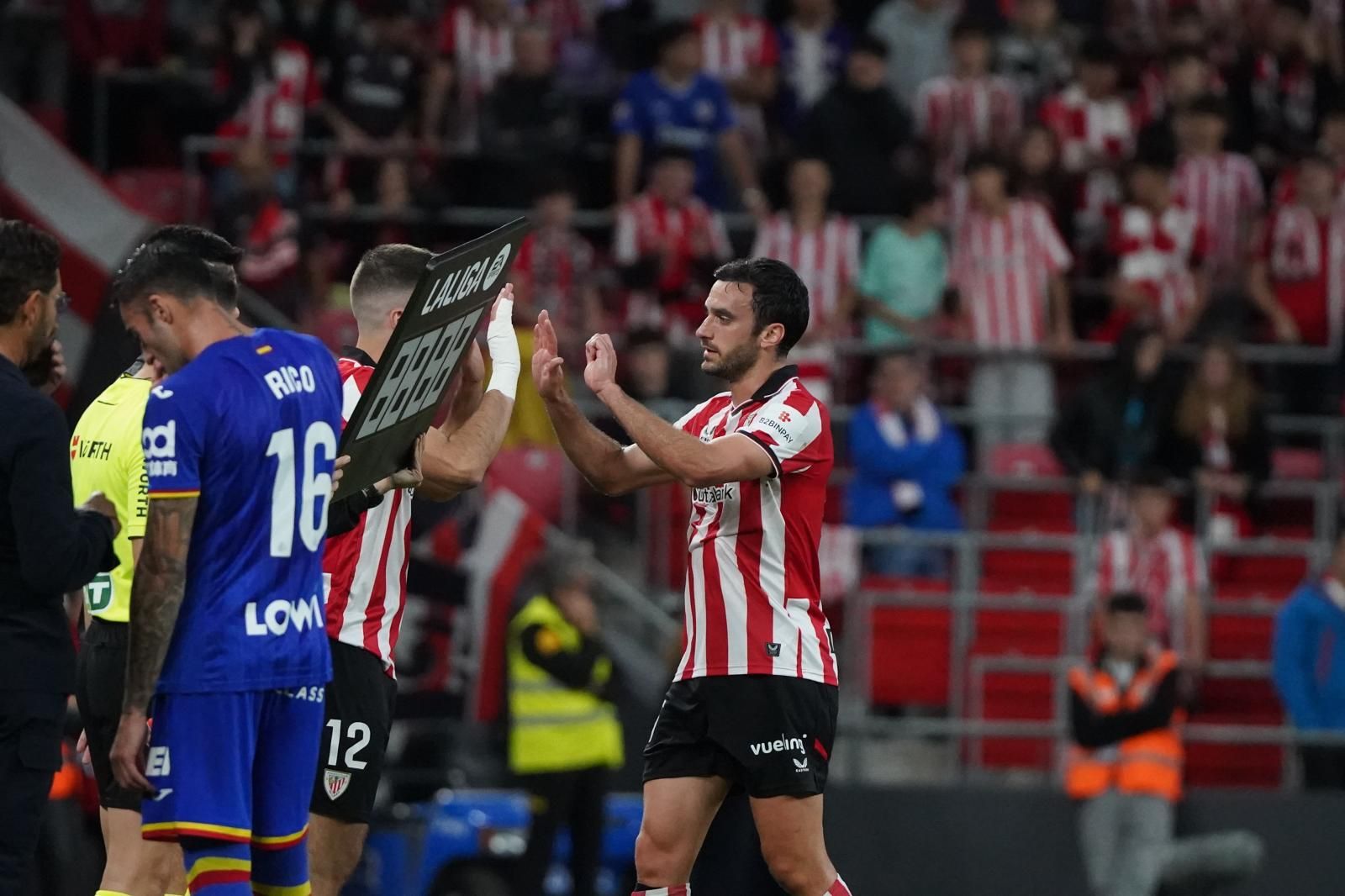 Lekue abandonado el terreno de juego.