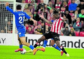 Nico Williams intenta superar a Iglesias.