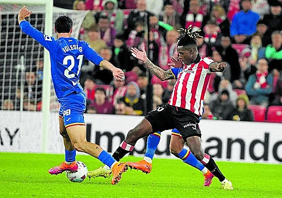 Nico Williams intenta superar a Iglesias.