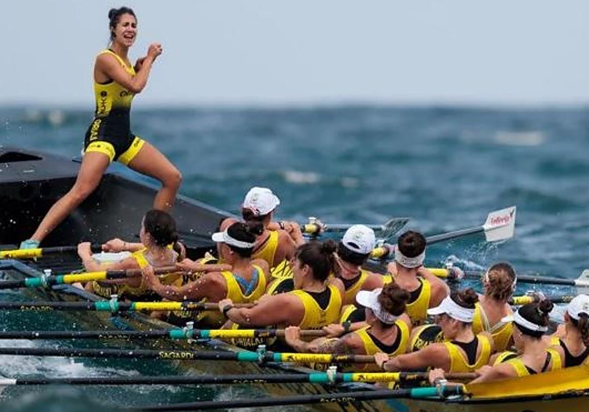 La embarcación de Orio durante una regata de la Liga Euskotren.