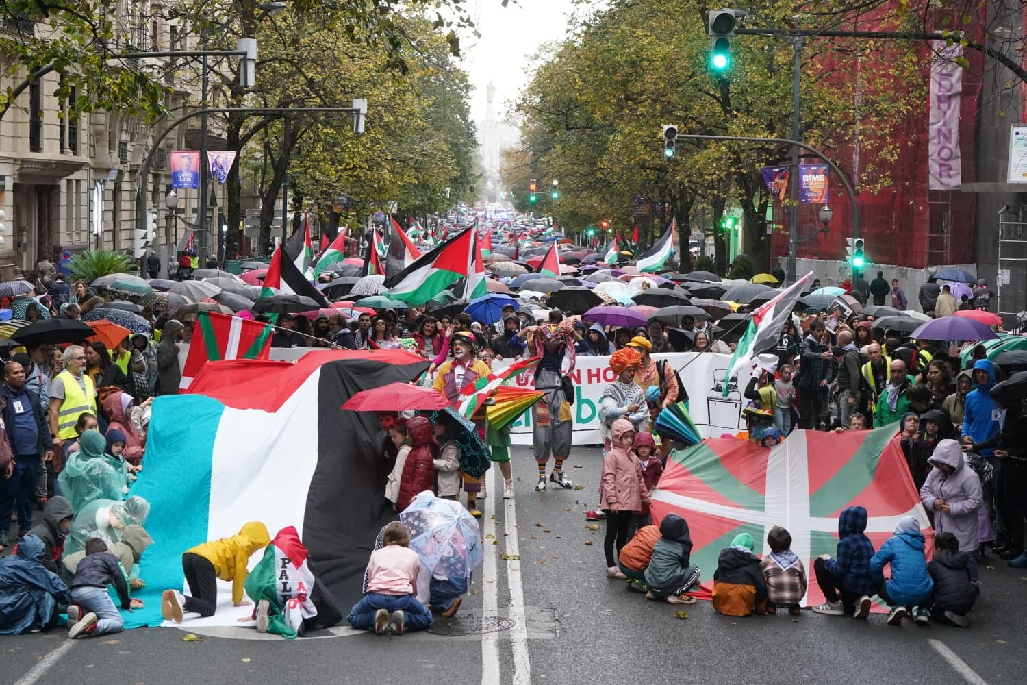 Dos grupos de niños acompañados de varios payasos, entre ellos 'Porrotx' han encabezado la manifestación a favor de Palestina.