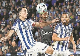 Dos goles de Oyarzabal alivian a la Real en un partido crucial