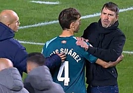 Tensión entre Coudet y el delegado del Rayo de camino a los vestuarios