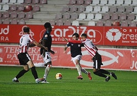 Ibai Sanz trata de recortar a un rival del Zamora en la dura goleada que encajó el Bilbao Athletic.