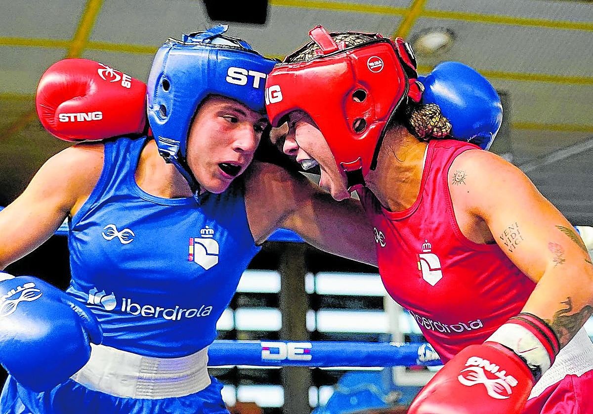 La púgil vasca Naia Garmendia, de rojo, lucha contra la madrileña Daniela Burgos en la categoría 54 kilos de la Copa Iberdrola.