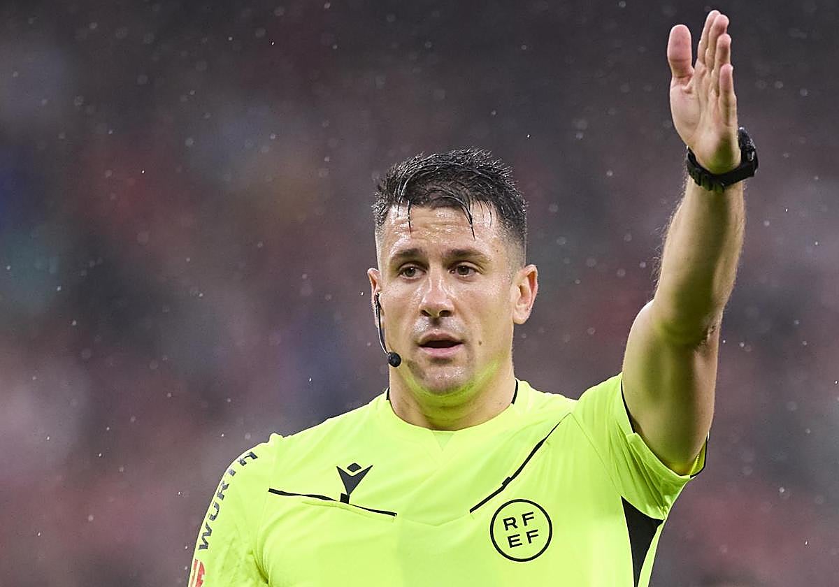 Díaz de Mera la vuelve a tomar con el banquillo del Athletic y expulsa a Lekue por protestar