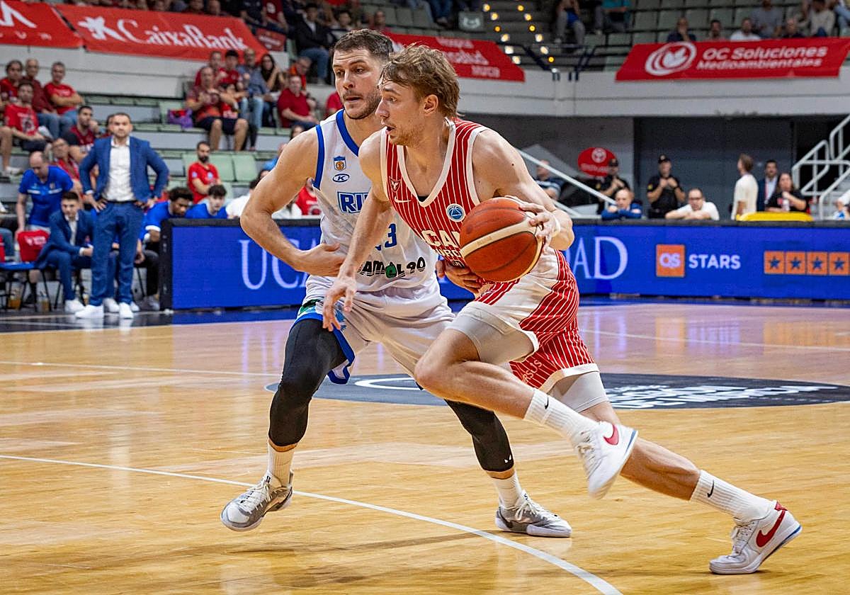 Sander Raieste bota el balón en un partido disputado con el UCAM Murcia.