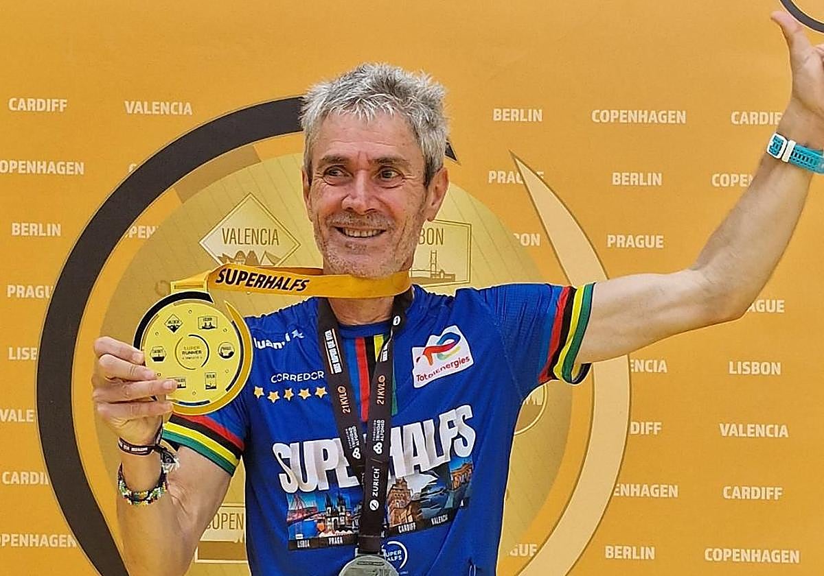 Martín Fiz muestra orgulloso la medalla tras conquistar la Media Maratón de Valencia.