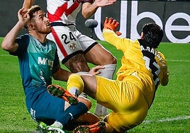 Toni Martínez falla la ocasión más clara del Alavés en el partido.