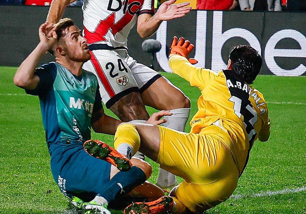 Toni Martínez falla la ocasión más clara del Alavés en el partido.