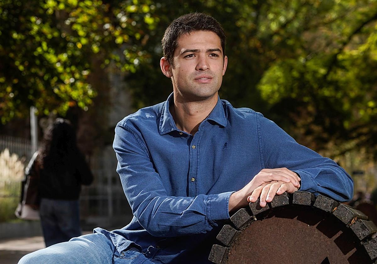 Díez Antxustegi posa en un banco del Paseo de la Florida de Vitoria, junto al Parlamento vasco.