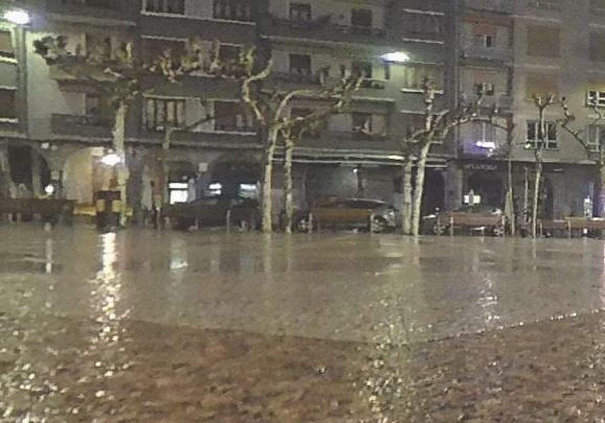 Un detenido y un herido grave en una pelea multitudinaria con armas blancas y lanzamiento de botellas en Eibar