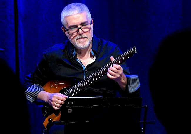 El misterio de la firma de la guitarra.