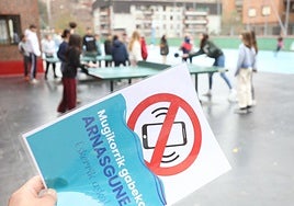 Carteles anuncian la prohibición de usar el teléfono móvil en una ikastola de Bilbao, una iniciativa promovida por Altxa Burua.