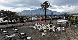 La zona hostelera del Puerto Deportivo de Getxo se encuentra en deteriorado estado y con todos los locales, a excepción de uno, cerrados.